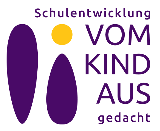 Logo mit einem großen, auf dem Kopf stehenden Tropfen ganz links und einem kleineren Tropfen daneben. Der kleinere Tropfen hat als "Kopf" einen gelben Kreis . Der Text: "Schulentwicklung vom Kind aus-gedacht" steht an der rechten Seite der Tropfen.