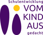 Logo mit einem großen, auf dem Kopf stehenden Tropfen ganz links und einem kleineren Tropfen daneben. Der kleinere Tropfen hat als "Kopf" einen gelben Kreis . Der Text: "Schulentwicklung vom Kind aus-gedacht" steht an der rechten Seite der Tropfen.